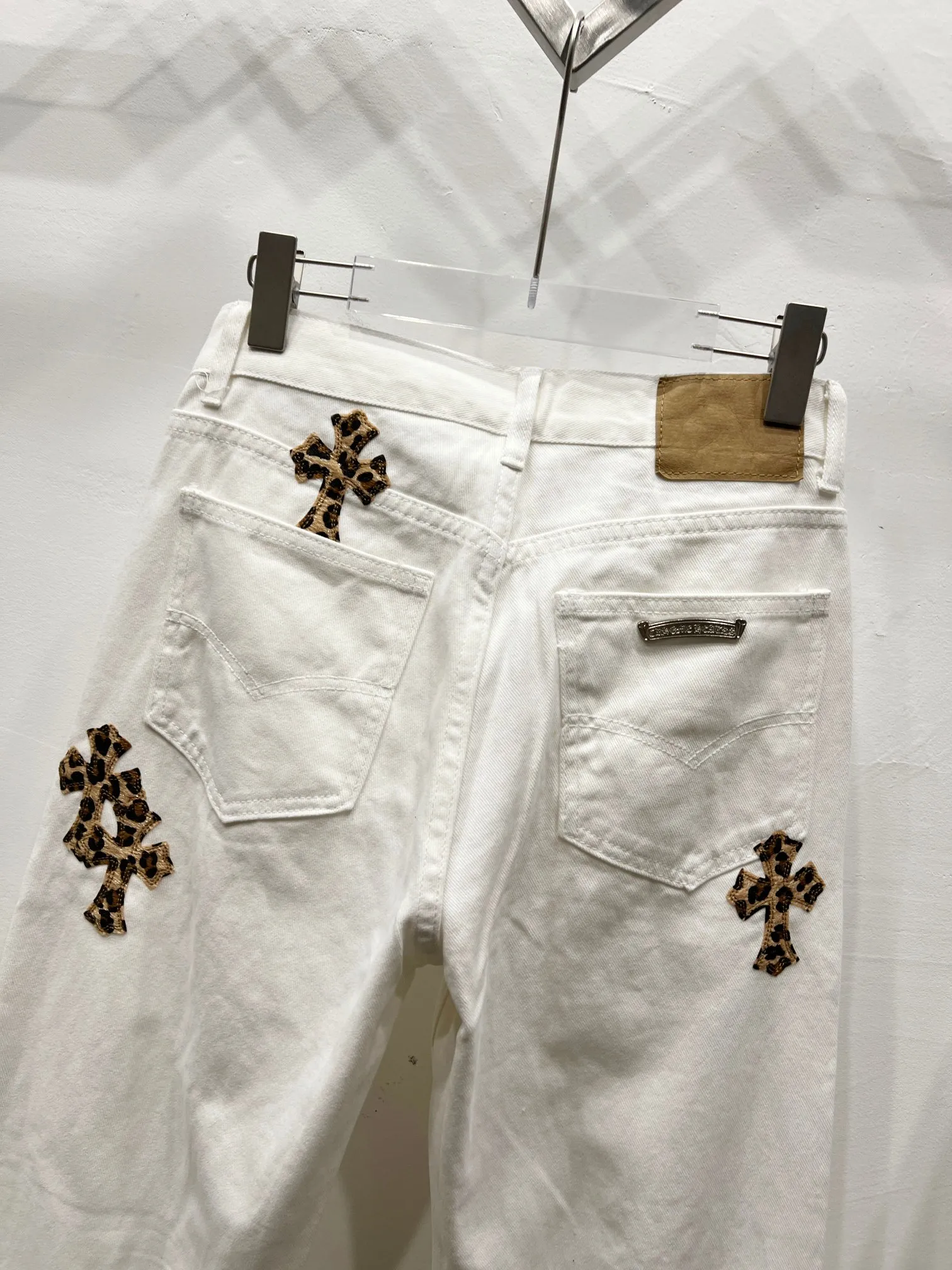 P240 Style number: (c030) Chrome hearts & Chrome hearts High-end Chrome hearts white little monster cross patchwork leather jeans, the same style as the trendy uncle. Original hardware accessories, washed and other elevators, QR code analysis are all purchased from the original factory, high degree of restoration, you are welcome to compare the products~ Three-dimensional version Loose and comfortable, not picky about the figure, taller and slimmer, factory Seiko, original quality control, same style for men and women, can be matched with couples, versatile recommendation, must-have jeans for all seasons, fashionable people have been disappointed From the quality selection of fabrics, the tailoring of details, and the matching of patterns, everything is impeccable! The upper body is so handsome when worn...it can be easily worn by men, women and children! The craftsmanship is made of heavy-duty washed pure cotton denim fabric. After washing, it is soft and thick and looks very stylish when worn. Size: 28, 30, 32, 34 Color: white